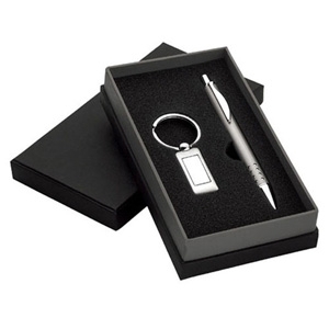 SET DE REGALO CON LLAVERO METALICO RECTANGULAR PLUMA METALICA Y ESTUCHE PROMOCIONAL
