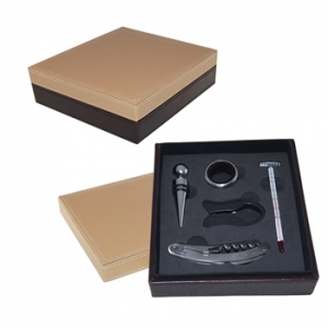 Atractiva caja de madera con accesorios para vino modelo MONTE PUCCIA