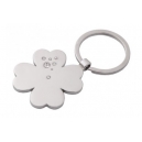 Llavero metálico con pedrería y placa en forma de trébol