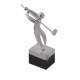 Trofeo de metal cromado y resina base color negro