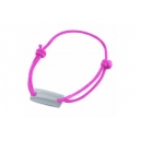 Pulsera de cordón y placa metálica color gris y rosa