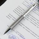 Bolígrafo de acero inoxidable tejido ARANYK, incluye estuche.
