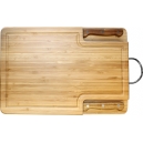 Tabla de madera con cuchillo y tenedor asador