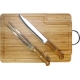 Tabla de madera con cuchillo y tenedor asador