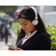 Audífonos Bluetooth de plástico en dos colores diferentes