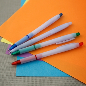 Pluma de Plástico transparente y varios colores en cuerpo