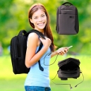 Mochila con power bank y con orificio para audífonos