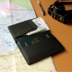 Porta pasaporte fabricado en curiel color negro