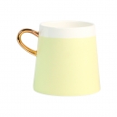 Taza de cerámica con asa en terminado dorado capacidad 360 ml
