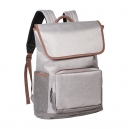 Mochila bitono en poliéster con bolsa al frente y detalles en color café