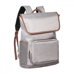 Mochila bitono en poliéster con bolsa al frente y detalles en color café