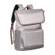 Mochila bitono en poliéster con bolsa al frente y detalles en color café