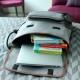 Mochila bitono en poliéster con bolsa al frente y detalles en color café