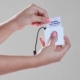 Estuche con sujetador de silicón con Toallitas o pads de alcohol