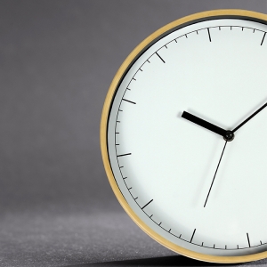 Reloj de pared con arillo plástico tipo bambú