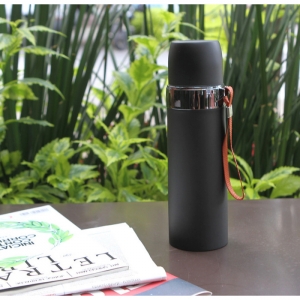Termo grande 750 ml de aluminio con cordón