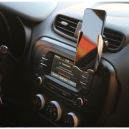 Cargador y sujetador para auto wireless con sensores
