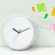 Reloj de pared de plástico y marco de colores pastel
