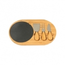Elegante set de quesos con utensilios y tabla de madera