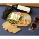 Elegante set de quesos con utensilios y tabla de madera