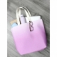 Elegante bolsa tote fabricada en poliéster