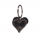Llavero de metal en color negro en forma de corazon