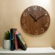 Reloj Quare bonito y funcional con acabado en madera
