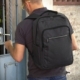 Mochila negra de poliéster