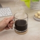 Taza de vidrio con tapa de bambú barnizado