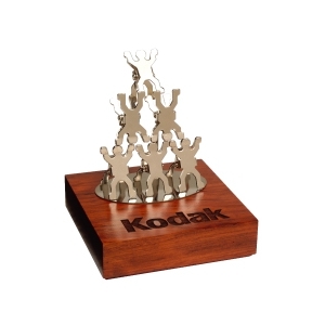 Base de madera con clips acrobatas