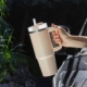 Vaso sellado al vacío, con popote